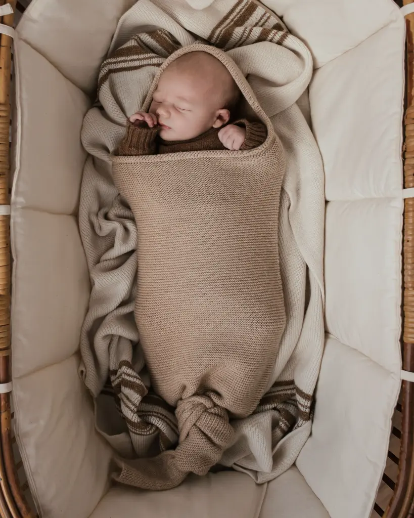 COCOON SAND lifestyle 11- BLANKET GILBERT WALNUT- SWEATER MOCHA.webp