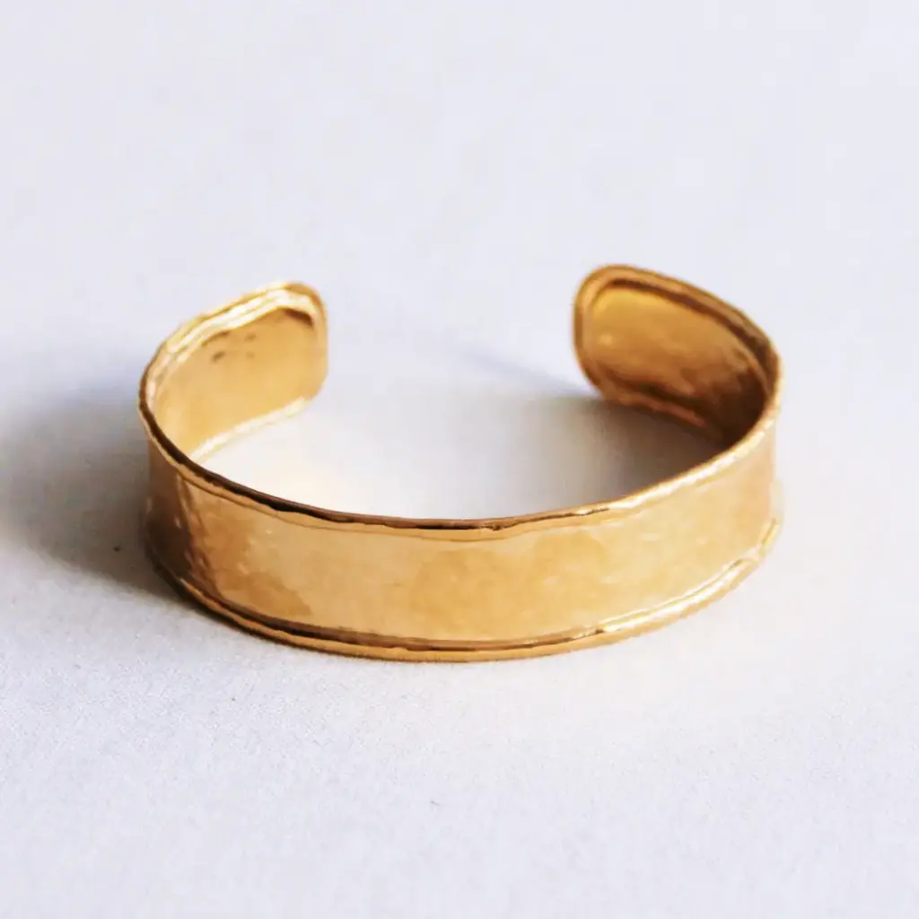 Brede gedeukte armband goudkleurig - Bazou