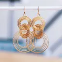 Trendy oorbellen van roestvrij staal met gedraaide ringen goudkleurig - Bazou