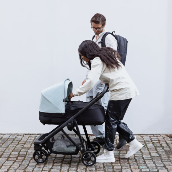 Poussette Shine Bleu Alaska sur noir - Liste de naissance Charlotte Grossmann et Vick Badet (PARTICIPATION)