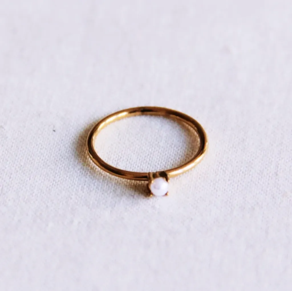 Minimalist Ring with Mini Pearl Gold - Bazou